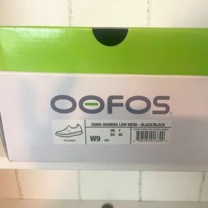 OOFOS OOMG LOW SHOE BLACK/BLCK SIZE 9